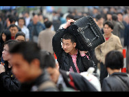 Passengers are seen at Guangzhou railway station on January 30, 2010. [Xinhua]