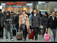 Passengers are seen at Zhengzhou railway station, east China's Henan Province on January 30, 2010. [Xinhua]