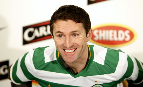 Robbie Keane poses for photographers holding a club jersey at Celtic Park stadium in Glasgow, Scotland February 1, 2010. Ireland skipper Keane left Tottenham Hotspur for Celtic on loan on Monday, a year after rejoining Spurs from a short-lived spell at Liverpool. (Xinhua/Reuters Photo) 