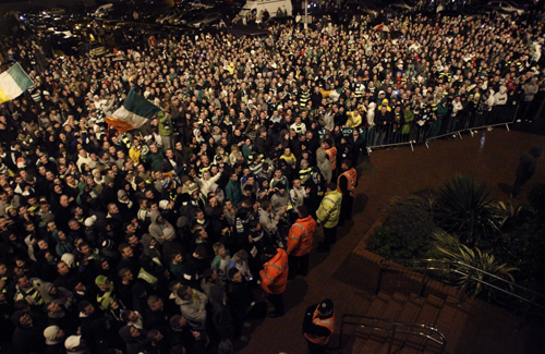 Celtic soccer fans await for the arrival of new signing Robbie Keane at Celtic Park stadium in Glasgow, Scotland February 1, 2010. Ireland skipper Keane left Tottenham Hotspur for Celtic on loan on Monday, a year after rejoining Spurs from a short-lived spell at Liverpool. 