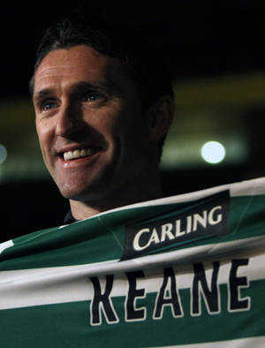 Robbie Keane poses for photographers holding a club jersey at Celtic Park stadium in Glasgow, Scotland February 1, 2010. Ireland skipper Keane left Tottenham Hotspur for Celtic on loan on Monday, a year after rejoining Spurs from a short-lived spell at Liverpool. (Xinhua/Reuters Photo) 