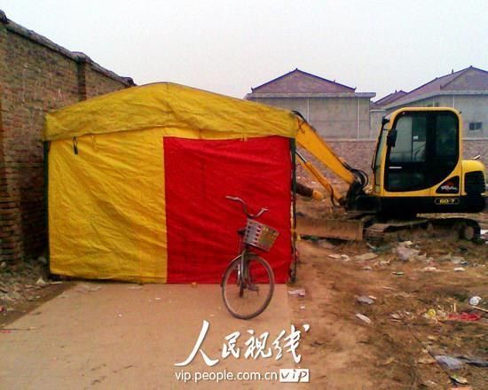 About a dozen women, most older than 80, camped in a tent next to a disputed village road in Jiangsu province for two days last week to protest 'forced land acquisition'.[www.people.com.cn] 