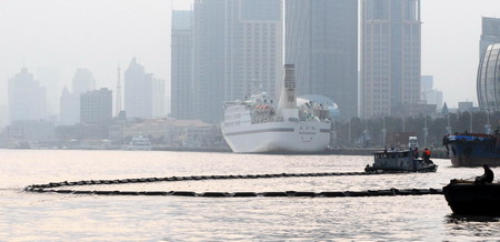 A net is set up to prevent any possible oil spill from polluting the Huangpu River in Shanghai after a cargo ship and a boat collided on the Huangpu river on February 1, 2010. Three sailors were rescued from the accident, and an investigation is under way, according to local media.[Photo/Xinhua]