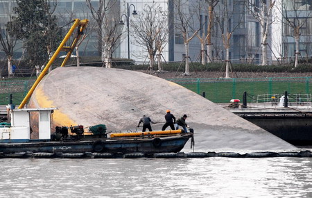 Rescuers salvage an overturned boat after it collided with a cargo ship on Huangpu River in Shanghai February 1.[Photo/Xinhua]