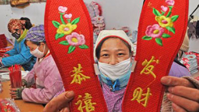 Handmade red shoe-pads send new year wishes