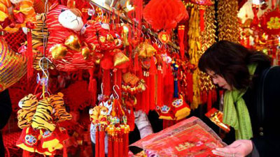 Spring Festival decorations popular in Shanghai