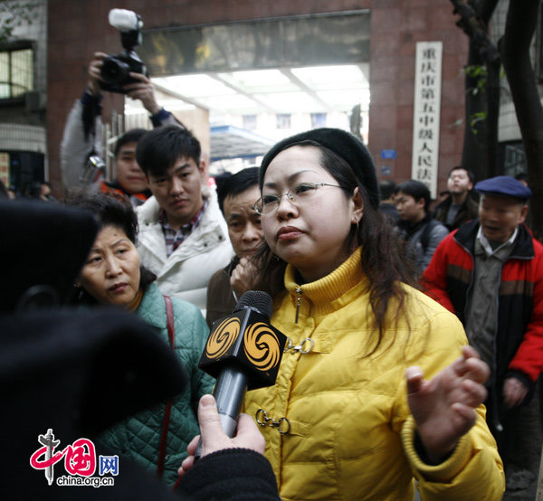 On the morning of February 2, 2010, former deputy director of Public Security Bureau, and head of the Bureau of Justice of Chongqing Municipality stands for trial at Chongqing No.5 Intermediate People's Court. A citizen from Wanzhou District complains about Wen Qiang's appalling behaviour to journalists. [CFP]