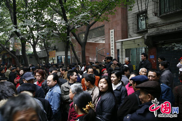 On the morning of February 2, 2010, former deputy director of Public Security Bureau, and head of the Bureau of Justice of Chongqing Municipality stands for trial at Chongqing No.5 Intermediate People's Court. Citizens gather outside the court, waiting for the trial result.[CFP]