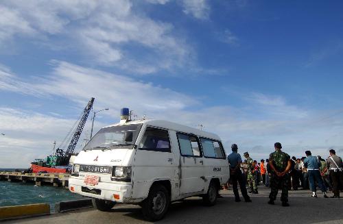 An ambulance stands by at the dock in Moluccas islands in eastern Indonesia, Feb. 2, 2010. Rescuers continued to search for the 23 missing passengers of the sunken Dolphin speed boat off Moluccas islands on Tuesday. There were more than 30 people including 24 Chinese citizens on board the Dolphin speed boat when it sank on Jan. 27. [Yue Yuewei/Xinhua] 