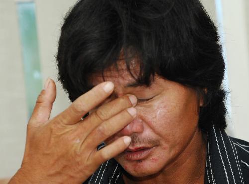 Ke Kaishen, the survivor of the sunken boat, wipes his tears as he recalls the accident in Moluccas islands in eastern Indonesia, Feb. 2, 2010. Rescuers continued to search for the 23 missing passengers of the sunken Dolphin speed boat off Moluccas islands on Tuesday. There were more than 30 people including 24 Chinese citizens on board the Dolphin speed boat when it sank on Jan. 27. [Xinhua/Yue Yuewei]