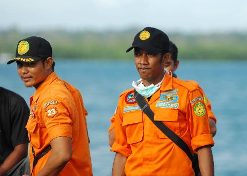 Rescuers wait in Moluccas islands in eastern Indonesia, Feb. 2, 2010. Rescuers continued to search for the 23 missing passengers of the sunken Dolphin speed boat off Moluccas islands on Tuesday. There were more than 30 people including 24 Chinese citizens on board the Dolphin speed boat when it sank on Jan. 27.