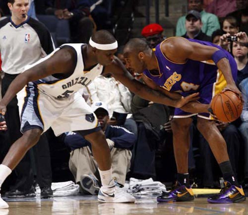 Memphis Grizzlies' Zach Randolph guards Los Angeles Lakers' Kobe Bryant (R) during an NBA basketball game in Memphis, Tenn., Monday, Feb. 1, 2010. Kobe Bryant scored 44 points, passing Jerry West as the Lakers' career scorer, but it wasn't enough as the Grizzlies beat the Lakers 95-93.[Photo: Sina.com.cn] 