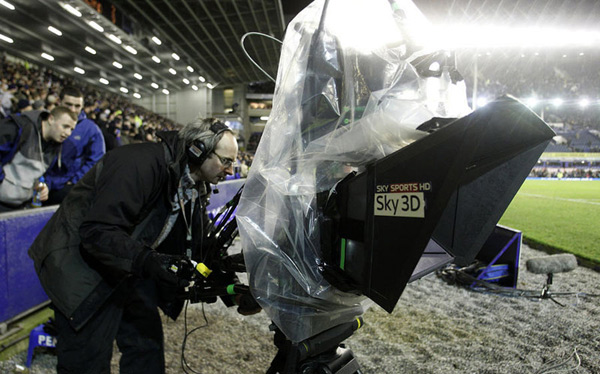 Sky Sports broadcasts the Arsenal versus Manchester United gameusing the latest polarised 3D method. [Photo: Chinanews.com.cn]