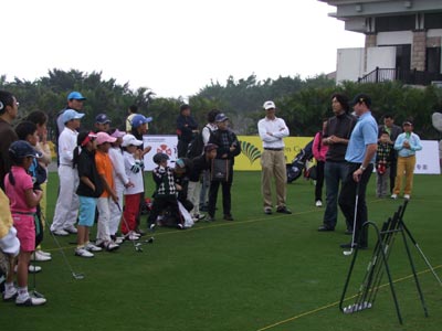 Andy Leadbetter (in blue on the right) provides a few past-minute tips to a group of enthusiastic youngsters.