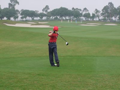 A youngster keeps nothing in reserve as he tees off at the first.