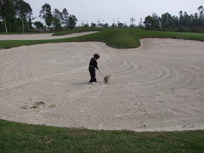 Lost in a sea of sand, one of the smaller competitors tries to escape from one of the course's many enormous bunkers.
