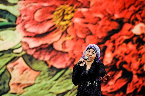 An Egyptian student of Cairo University sings a Chinese song during an art show staged by China's Peking University Student Arts Troupe at Cairo University in Cairo, capital of Egypt, February 2, 2010. [Xinhua photo]