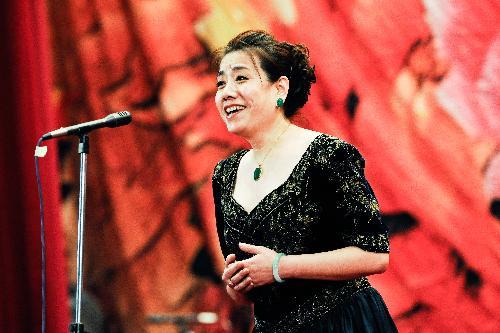 Hou Xijin from China's Peking University Student Arts Troupe sings a Chinese song during an art show held at Cairo University in Cairo, capital of Egypt, February 2, 2010. [Xinhua photo]