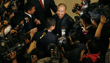 Feng shui master Tony Chan Chun-chuen is mobbed by journalists as he leaves an office building in Hong Kong yesterday. Hong Kong’s high court ruled in favour of the charitable foundation representing Chinese tycoon Nina Wang’s family, rejecting Chan’s claim to her fortune, estimated to be at least $4.2 billion.[Photo/China Daily via Reuters]
