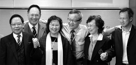 Relatives of the late tycoon Nina Wang, sister Kung Yan-Fum (third from left), brother Kung Yan-Sum (fourth) and sister Molly Cong (fi fth), smile at a press conference in Hong Kong yesterday, after a local court rejected a feng shui master’s claim for Wang’s wealth. [Edmond Tang] 