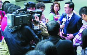  The plaintiff's attorney is mobbed by journalists. 