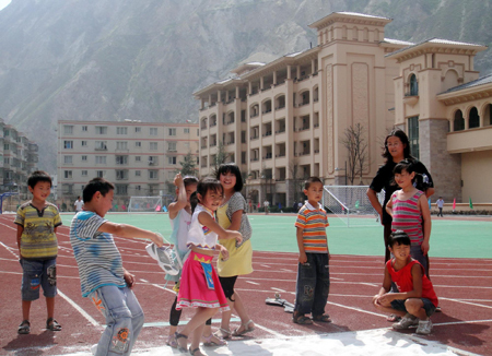 Students play at school on the first day at the newly-built Beichuan No. 1 Primary School, Beichuan Qiang Autonomous County, southwest China’s Sichuan province, August 24, 2009. The new school was built with aid from the Guangzhou construction authority. [Xinhua]