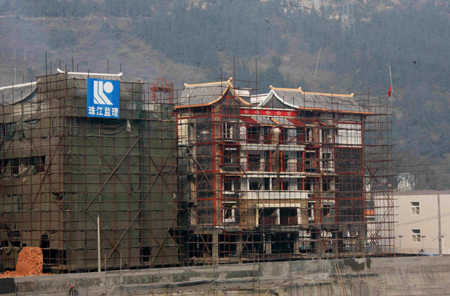 Construction site of new buildings in Yingxiu village, Wenchuan county, southwest China’s Sichuan province, January 29, 2010. Yingxiu village is being reconstructed with a 200-million-yuan investment from Dongguan city in Guangdong province. [Xinhua]