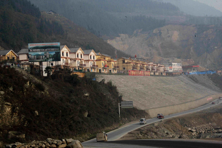 Overview of the new Yinxiu town. Nearly 200 villagers will move into their new houses in the newl-built Yinxiu village, Wenchuan county, southwest China's Sichuan province, January 29, 2010. [Xinhua]