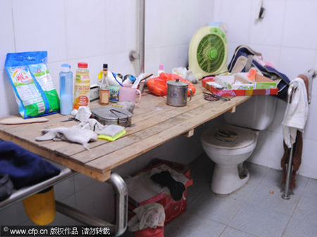 A makeshift table built by migrant workers living in a public restroom. [Photo/CFP]