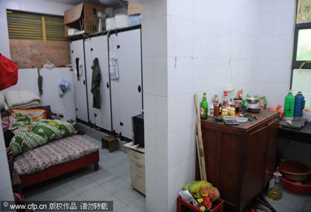 Space is tight for the 10 migrant workers living in a public bathroom. [Photo/CFP]