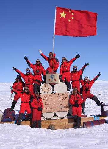 Members of the exploration squad of the 26th Chinese Antarctica expedition team pose for souvenir photos before they leave Grove Mountains, Antarctica, Feb. 2, 2010. The exploration squad left Grove Mountains on Feb. 3 after a 40-day exploration. (Xinhua