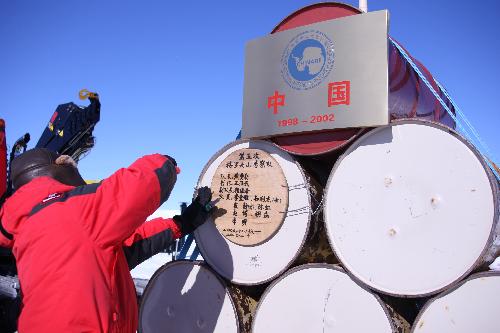 A member of an exploration squad of the 26th Chinese Antarctica expedition team attaches a name list of the exploration squad on an emptied fuel barrel before they leave Grove Mountains, Antarctica, Feb. 2, 2010.(Xinhua/Cui Jing)