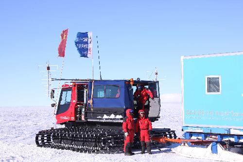 Members of an exploration squad of the 26th Chinese Antarctica expedition team look back before they get on the vehicle to leave Grove Mountains, Antarctica, Feb. 2, 2010. (Xinhua/Cui Jing) 