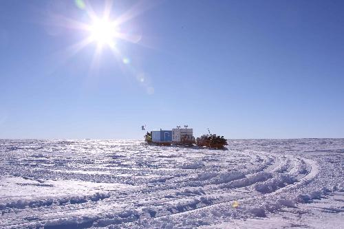 Vehicles carrying members of an exploration squad of the 26th Chinese Antarctica expedition team run back from Grove Mountains to China's Zhongshan Station in Antarctica, Feb. 2, 2010.(Xinhua/Cui Jing) 