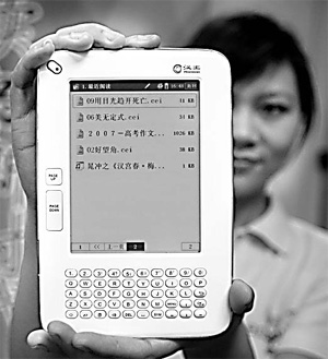A salesperson displays a Hanwang e-reader. The company is planning an IPO on the Shenzhen bourse. [China Daily]