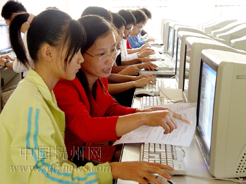 The young are surfing the internet under the guide of the teacher.[File photo]