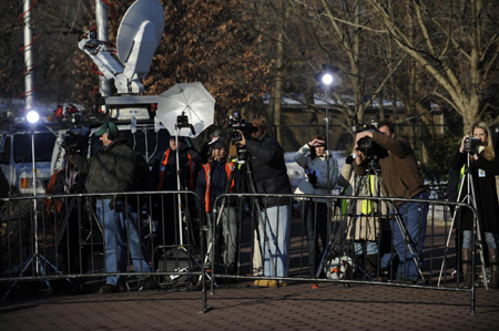 News cameramen film giant panda Tai Shan at the National Zoo in Washington,Thursday, Feb. 4, 2010.[Xinhua] 