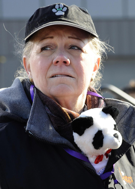 People watch as the plane carrying giant pandas Mei Lan of Atlanta, and Tai Shan of Washington, taxi for departure for a trip to China, Thursday, Feb. 4, 2010, at Dulles International Airport in Chantilly, Virginia. [Xinhua] 