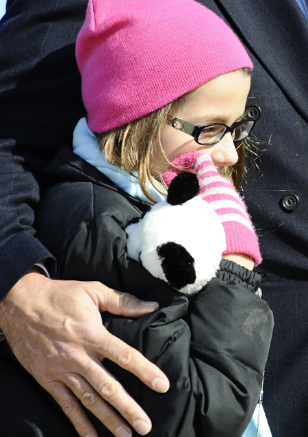 People watch as the plane carrying giant pandas Mei Lan of Atlanta, and Tai Shan of Washington, taxis for departure for a trip to China, Thursday, Feb. 4, 2010, at Dulles International Airport in Chantilly, Virginia. [Xinhua]