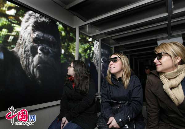 Jamie Glastein, from left, Jenn DeCrescenzo and Sheri Bain wear 3D glasses during a short tour of The King Kong ride setup inside a hangar for testing in Playa Vista, California, January 21, 2010. [CFP]