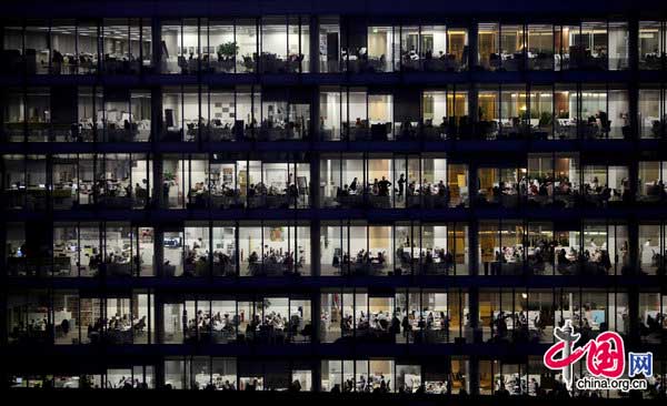 February 01: Office workers for IPC Media work into the night in the Blue Fin Building in Southwark on February 1, 2010 in London, England. A study by accountancy firm ricewaterhouseCoopers has calculated that the commercial property market in London is the world&apos;s most expensive. [CFP]