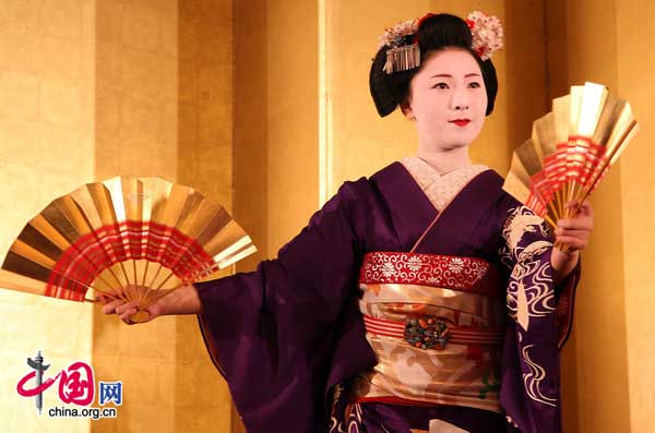 February 03: A Japanese maiko, traditional dancing girl performs during the &apos;Master Craftsmen and Traditional Elegance in Kyoto&apos; at Four Seasons Hotel Chinzanso on February 3, 2010 in Tokyo, Japan. Kyoto, the heart of Japanese tradition, attract more than 5 million visitors every year.[CFP]