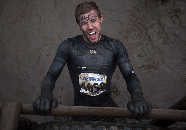 A competitor poses as he tackles the ice and obstacles of the Tough Guy 2010 race on January 31, 2010 in Telford, England. [Chinanews.com.cn]