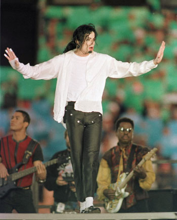 Michael Jackson performs during the halftime show at the NFL's Super Bowl XXVII in Pasadena, California, in this January 31, 1993 file photo. (Xinhua/Reuters File Photo) 