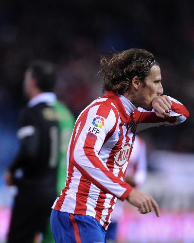 Atletico Madrid's Diego Forlan celebrates his goal during their King's Cup semi-final first leg soccer match against Racing Santander in Madrid, Spain, February 4, 2010. Atletico Madrid won the match 4-0. (Xinhua/Chen Haitong)