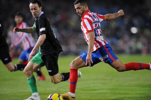 Atletico Madrid's Simao Sabrosa (R) runs with the ball during the King's Cup semi-final first leg soccer match against Racing Santander in Madrid, Spain, February 4, 2010. Atletico Madrid won the match 4-0. (Xinhua/Chen Haitong)