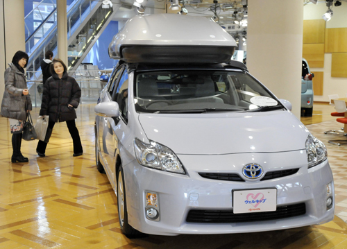 This photo taken on Feb. 4, 2009 at an exhibition hall in Japan's capital Tokyo shows a Toyota Prius hybrid. Toyota Motor Corp. spokeswoman Ririko Takeuchi said Thursday that Toyota discovered there were design problems with the antilock brake system and corrected them for Prius models sold since late January, including those being shipped overseas. [Xinhua]