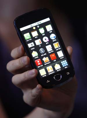 Models pose for photographs with Samsung Electronics&apos; Android 2.1 platform-based smartphone model during a news conference at the company&apos;s headquarters in Seoul February 4, 2010. South Korea&apos;s Samsung Electronics said on Thursday it aimed to treble smartphone shipments this year to more than 18 million units as the world&apos;s second-biggest cellphone maker scrambles to make a mark in the fast-growing smartphone market. [Xinhua]