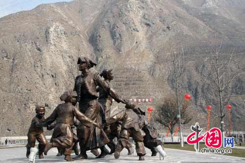  A statue of a Qiang woman holding hands with a Han woman.