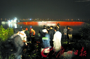 Rescuers were still searching for four people who were missing with a sunken boat in south China's Guangdong Province Thursday evening。